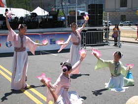 大費城明慧中文學校學生表演的蓮花舞受到歡迎