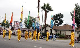 法輪功學員參加加州柔似密市獨立日慶祝遊行
