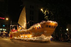 法輪功學員參加西雅圖第六十一屆海洋節「炬光」大遊行