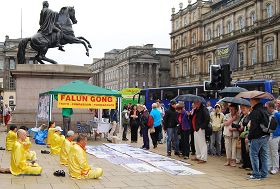 二零一零年愛丁堡國際藝術節期間，法輪功學員在鬧市街頭煉功