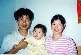 唯一的全家福，左起：陳承勇（被迫害致死），女兒法度（6個月），妻子戴志珍