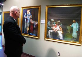 市議員羅伯﹒麥斯森觀看油畫《蘇家屯的罪惡》