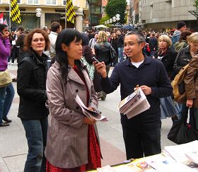 自由亞洲」電台的記者現場採訪了退黨義工。