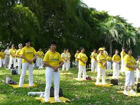 新加坡法輪功學員在東海岸公園集體煉功