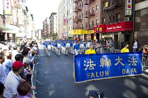 法輪功學員在紐約唐人街舉行大遊行