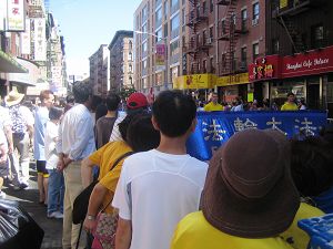 天國樂團帶領的遊行隊伍吸引曼哈頓中國城路人