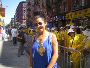 紐約曼哈頓的蘇尼亞看到這麼多法輪功學員聚集在她家附近，感到非常開心