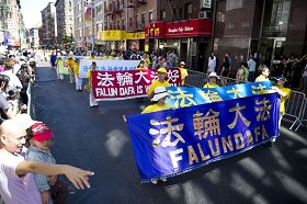 法輪功學員二零一零年九月四日在紐約中國城舉辦「呼喚良知