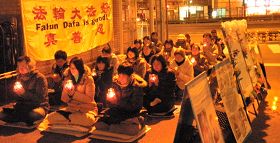 點亮燭光悼念被中共迫害致死的中國大陸法輪功學員