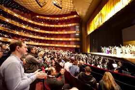 二零一一年元月十六日下午，神韻紐約藝術團在美國林肯中心大衛寇克劇院的第十場演出落幕