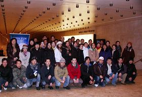 四十五名大陸華人一起在林肯中心集體觀看神韻。