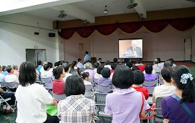 高雄市小港區山明裏活動中心舉辦「台灣人赴中國作器官移植的面面觀」專題演講，參與裏民仔細聆聽，深感震驚。