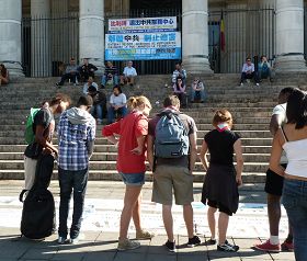 法輪功學員在布魯塞爾市中心揭露中共迫害