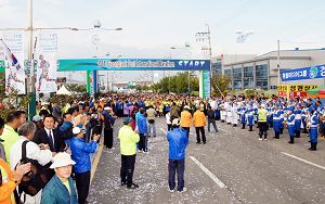 在馬拉松起跑線上，天國樂團演奏雄壯樂曲，令選手神清氣爽。