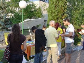西班牙阿爾特亞健康博覽會上，人們前來了解法輪功