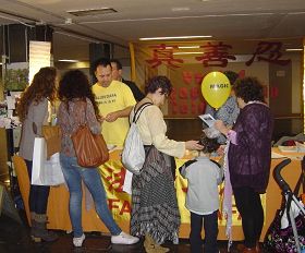 '巴塞羅那「神奇妙法」博覽會上，人們駐足了解法輪功'