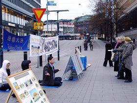 芬蘭法輪功學員街頭傳播真相