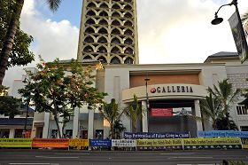 法輪功學員在夏威夷熱鬧的街區、峰會場外及中共官員入住的酒店外，拉起數十米長的橫幅長牆
