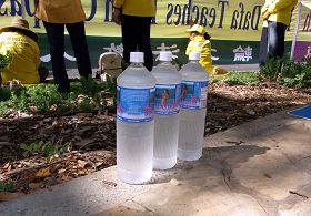 民眾和店家主動送上礦泉水和防曬油表示支持法輪功學員