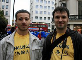 來自保加利亞的法輪功學員托施科夫（左）和普勒斯科夫