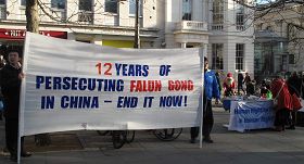 國際人權日，法輪功學員在倫敦聖馬丁廣場講真相反迫害