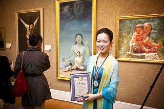 第三屆「全世界華人人物寫實油畫大賽」金獎得主陳肖平女士
