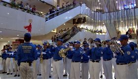 天國樂團在吉隆坡太子世界貿易中心大廳內開始了第一輪的演奏。