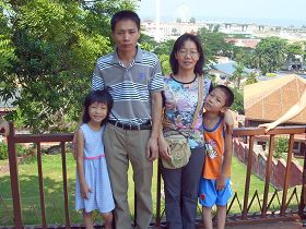 '鄺森洽與被營救脫險的妻子張麗紅及兩名小兒女在馬來西亞合攝'