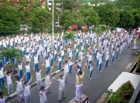 '巴淡島康蒂尼（Kartini）高中的師生們在學煉法輪功'