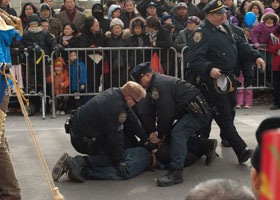 騷擾法輪功紐約遊行　暴徒被逮捕