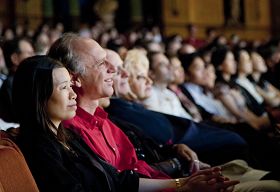 二零一一年二月二十三日晚，在悉尼著名的帝苑劇院內，現場觀眾凝神專注地觀看神韻國際藝術團在悉尼的最後一場演出