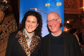 澳大利亞勛章獲得者，著名音樂家、指揮家道格拉斯先生與任音樂教師的太太亞歷山達觀看了神韻在墨爾本的第四場演出。