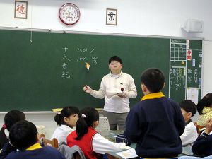 正在課堂上上課的老師李長柏。