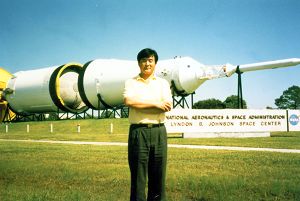 法輪功創始人李洪志先生參觀美國國家航空局控制中心