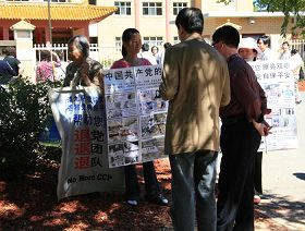 法輪功學員在中共駐澳洲中使館前向大陸遊客講真相
