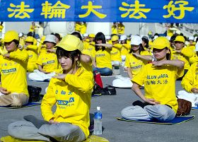 台北法輪功學員紀念「四二五和平大上訪十二週年」集體大煉功