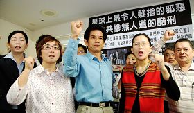 台南市議員莊玉珠（前左起）、李文正、曾秀娟一起呼籲「抗議人權惡棍王三運」、「不歡迎王三運來訪」。