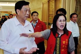 四月二十二日，台南市議員曾秀娟（右）當眾厲聲表達訴求，要求王三運釋放被其關押的法輪功學員江峰