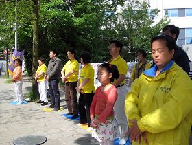 紀念「四•二五」，法輪功學員在中共駐荷蘭大使館前呼籲制止迫害法輪功。
