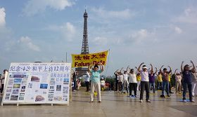 法輪功學員在埃菲爾鐵塔對面的人權廣場上展示功法，傳播真相
