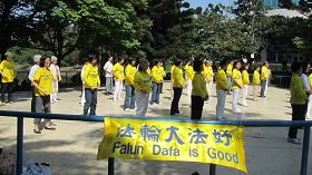 台灣清華大學校慶活動，法輪大法社展示法輪大法功法。