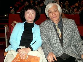 膠彩畫家張秀燕（左）與丈夫一同觀賞神韻晚會