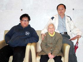 台中市韻聲合唱團指揮蕭炬明（右）二十六日帶著八十六歲的母親及孩子觀看神韻晚會