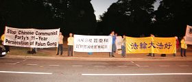 法輪功學員在首都堪培拉凱悅酒店的後門抗議賈慶林迫害法輪功