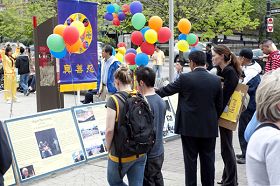 廣場真相海報展吸引了中國城居民和中外遊客的駐足觀賞