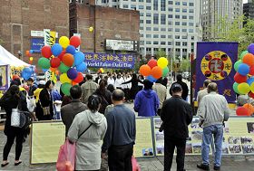 波士頓歡慶法輪大法日活動吸引波士頓民眾觀賞