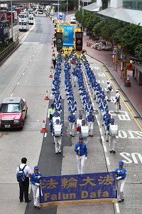 '在天國樂團領頭下，遊行隊伍在港島的街道上前進。'