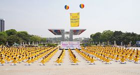五月八日，韓國法輪大法學會在首爾奧林匹克公園慶祝第十二屆世界法輪大法日，圖為法輪功學員演示五套功法。