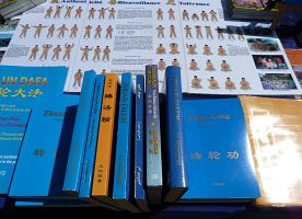 在真相桌上，法輪功學員擺放了被翻譯成多種文字的法輪功書籍，及五套功法的介紹。