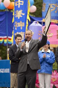 '紐約州眾議員史蒂文森親自送來褒獎至慶祝活動的現場，他在演講前後分別用中文連喊兩句：「法輪大法好！」。'